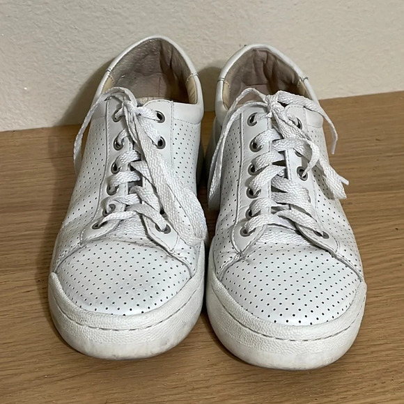 Vince Camuto sz 6 white leather sneakers - Picture 1 of 12